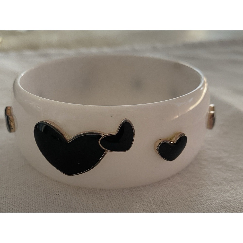 VTG Retro White Resin Bangle Bracelet Black Enamel Gold Tone Hearts Chunky Cuff